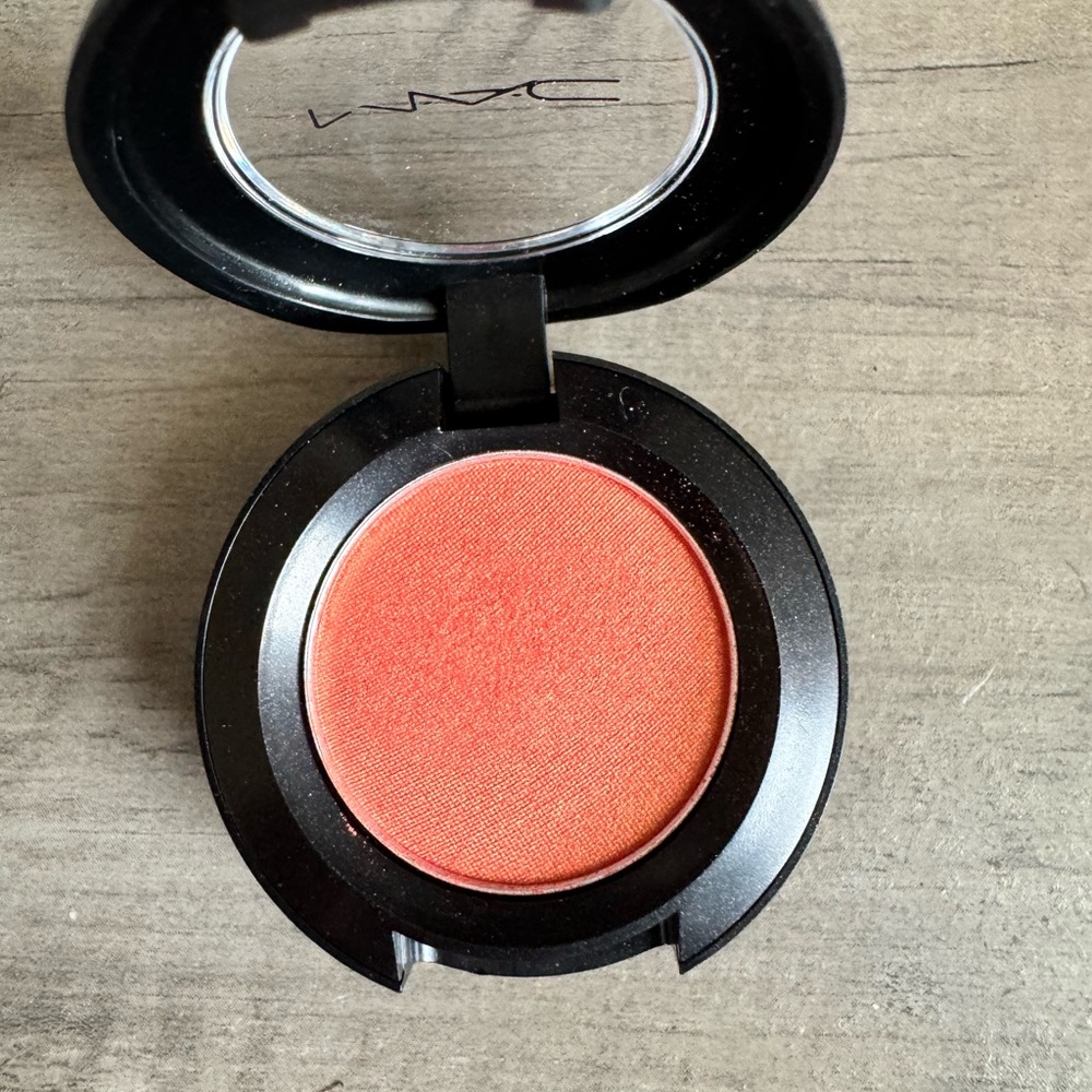 Mac cosmetics suspiciously sweet frost eyeshadow new in box